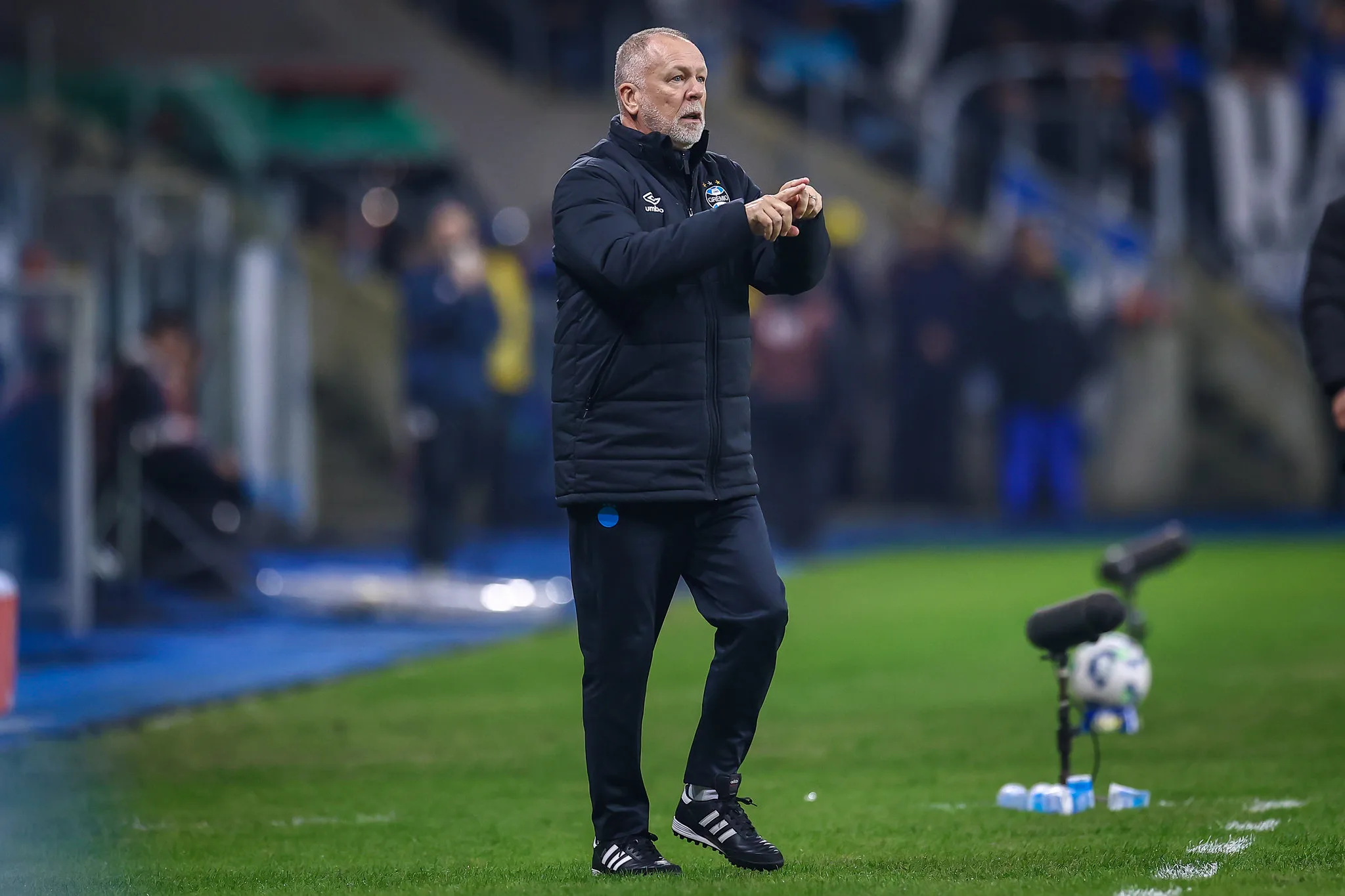 Mano Menezes cogita mudanças táticas no Grêmio e pode abrir mão do 4-2-3-1 Mano Menezes no Grêmio