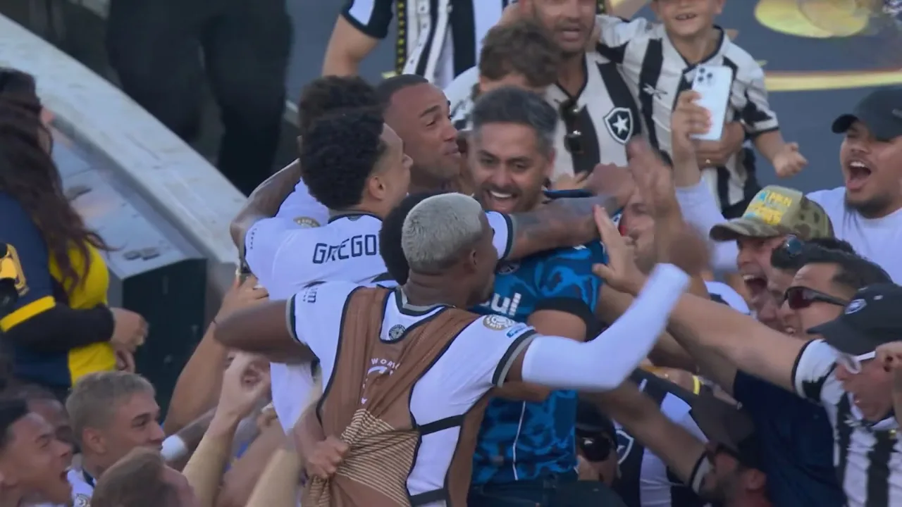 Torcedor do Grêmio abraça Igor Jesus na comemoração do gol contra o PSG na Copa do Mundo de Clubes