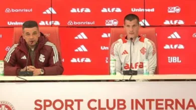 D'Alessandro ao lado de Alan Benítez