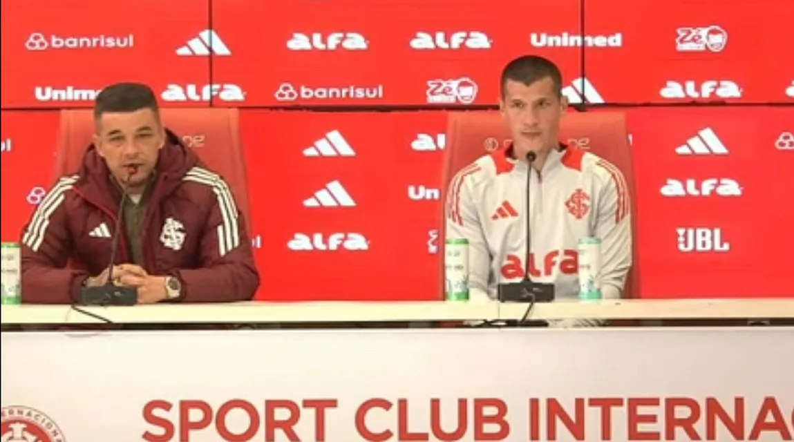D'Alessandro critica "espertinhos" e rebate imprensa durante apresentação de Alan Benítez D'Alessandro ao lado de Alan Benítez
