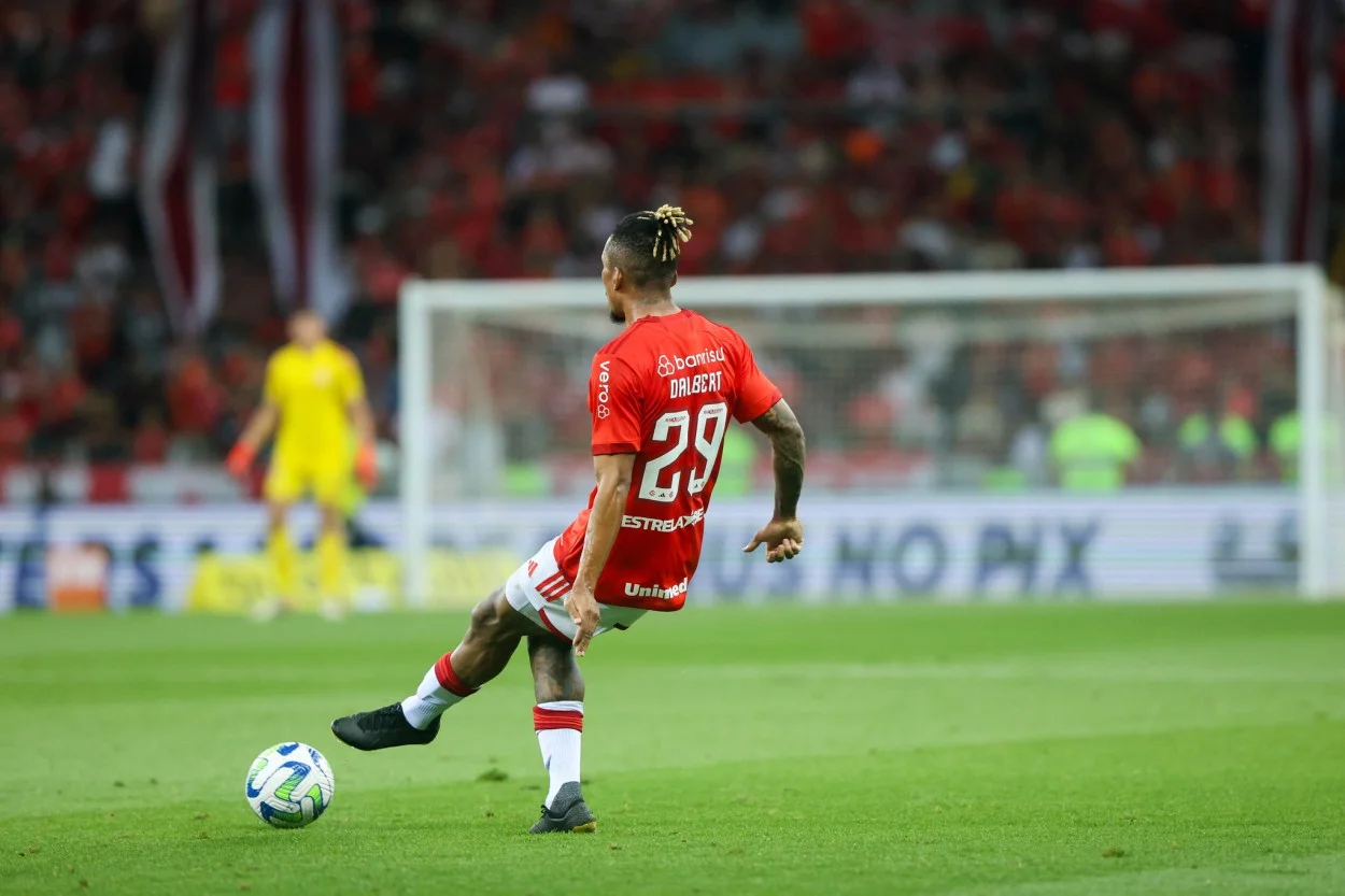 Com passagem discreta pelo Inter, Dalbert reforça clube brasileiro Dalbert, no empate 0x0 do Inter contra o Fluminense