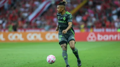 Com passagem discreta pelo Inter, Dalbert reforça clube brasileiro Lateral esquerdo Dalbert. atuando pelo Inter na derrota por 4x3 para o Coritiba, no Beira-Rio