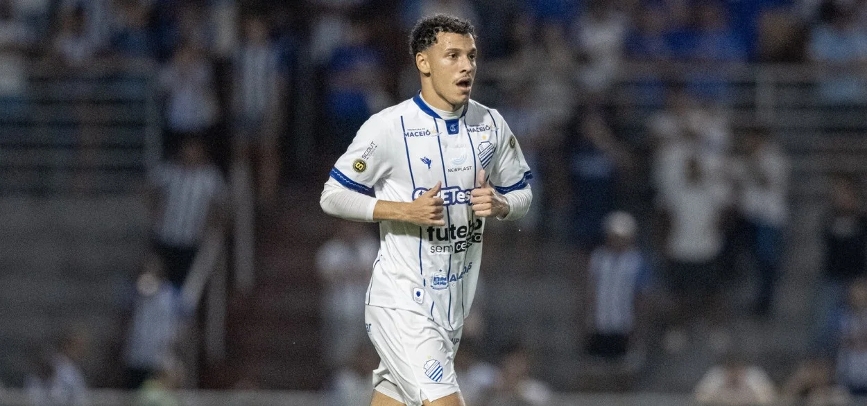 Grêmio demostrou interesse por lateral-esquerdo do CSA Enzo, jogador do CSA teve sondagem pelo Grêmio. Foto: Allan Max/CSA