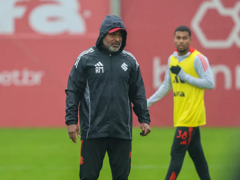Roger Machado em treino do Inter