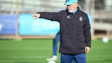 Mano Menezes em treinamento do Grêmio