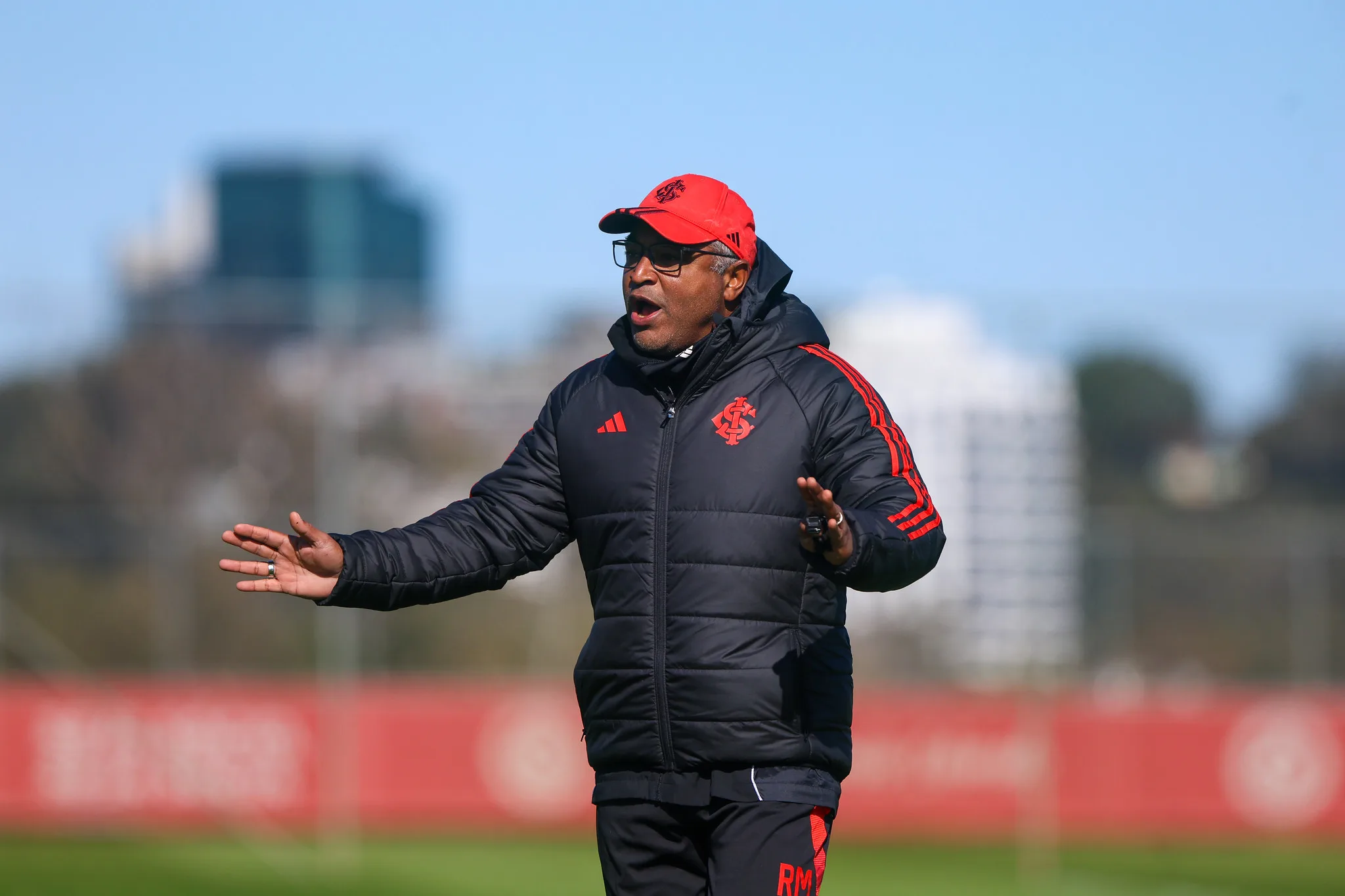 Com novidade na lateral, Inter está escalado oficialmente para enfrentar o Vitória Roger Machado em treino do Inter
