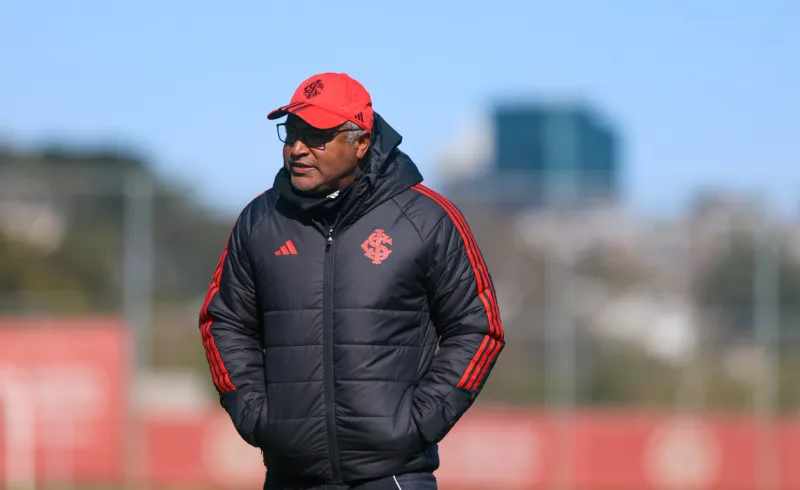 Roger espera reforços "o mais breve possível" no Inter, mas desconversa sobre volante uruguaio Roger Machado escala o Inter