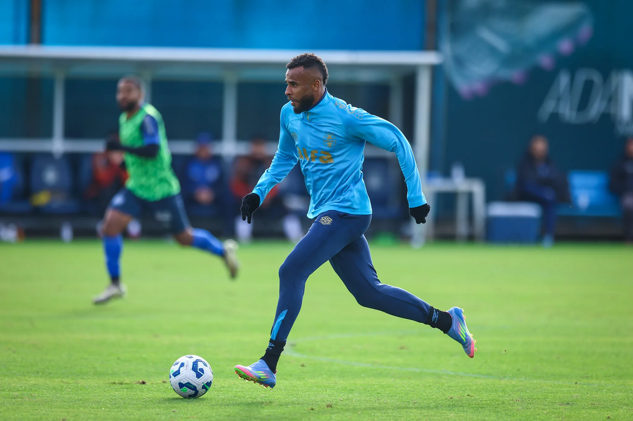 Grêmio toma decisão sobre Marlon contra o Cruzeiro e pode ter Alex Santana como titular Grêmio pode dar espaço para Alex Santana