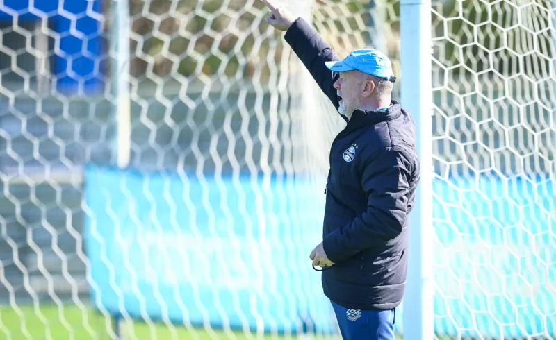 Escalação do Grêmio para terça é preparada com muitas mudanças, revela jornalista Mano Menezes comanda o Grêmio