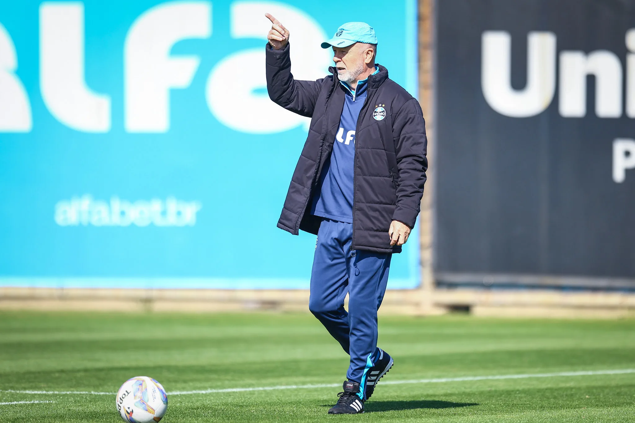 Mano Menezes confirma Arezo como titular do Grêmio: "Tem ambiente sim" Mano Menezes prepara o Grêmio