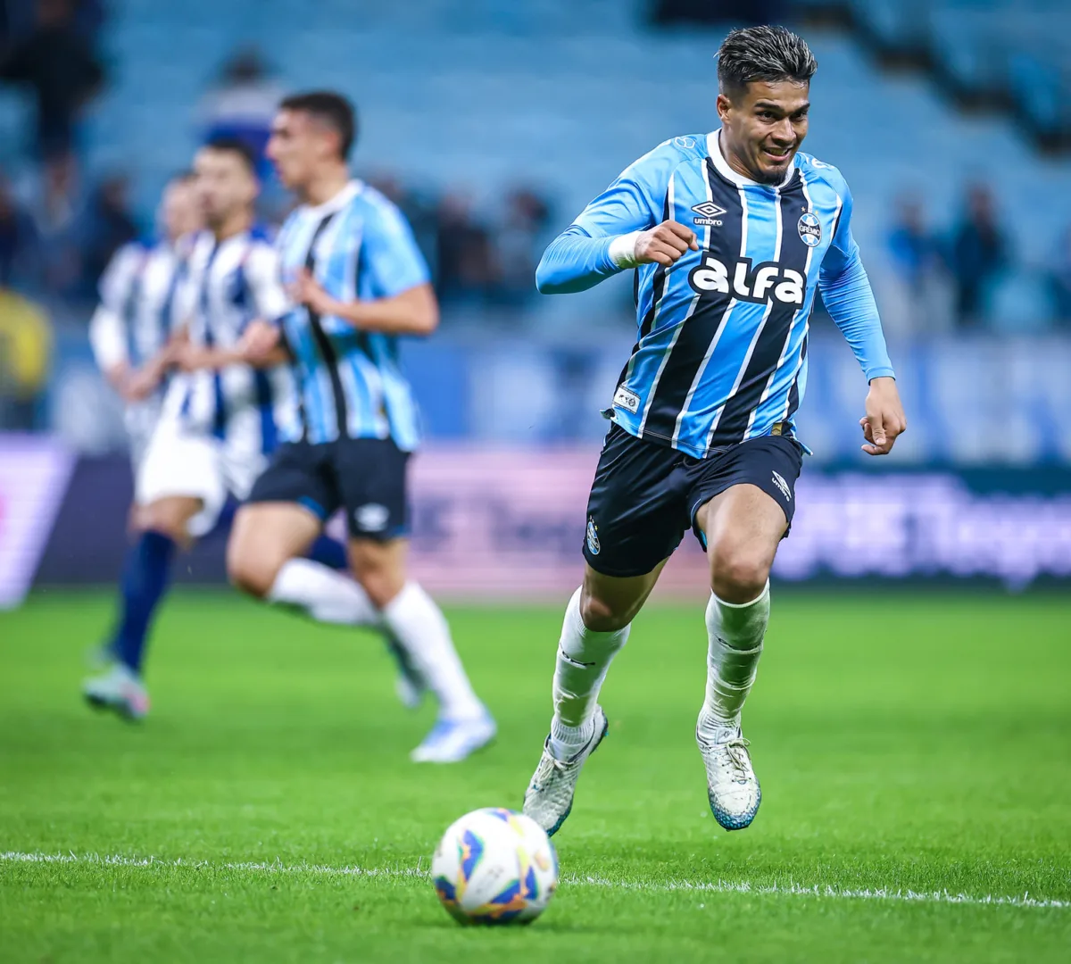 Grêmio começa a desistir da permanência de Arezo e indica liberação Arezo com a camisa do Grêmio