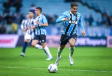 Arezo com a camisa do Grêmio