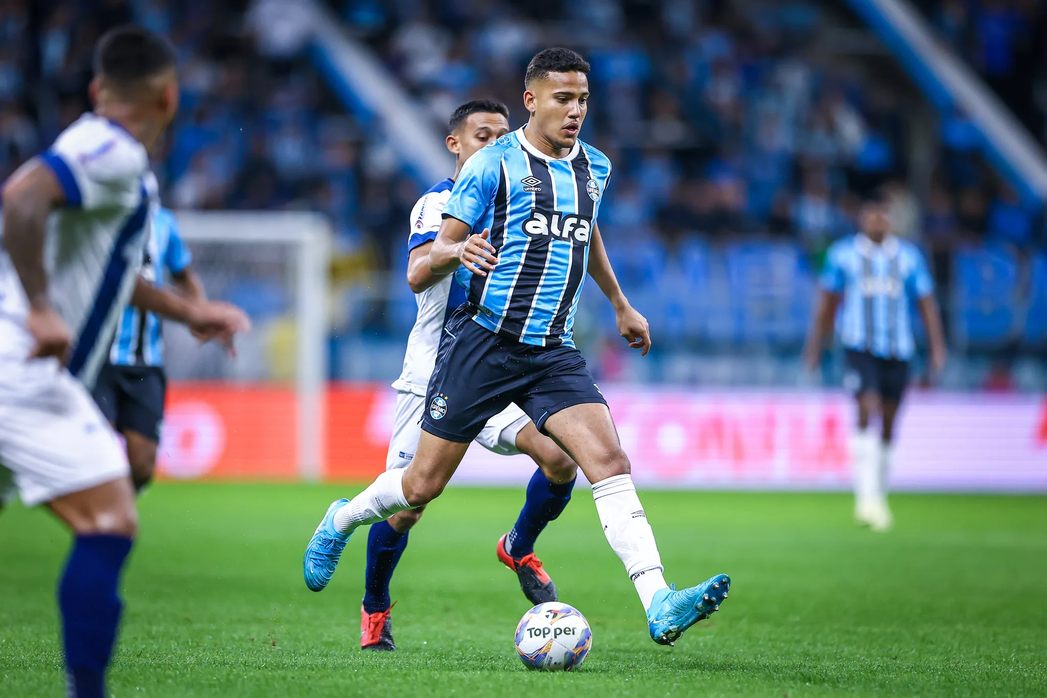 Jovem zagueiro do Grêmio se valoriza e vira alvo de clube da Arábia Saudita; saiba valores Gustavo Martins em alta no Grêmio