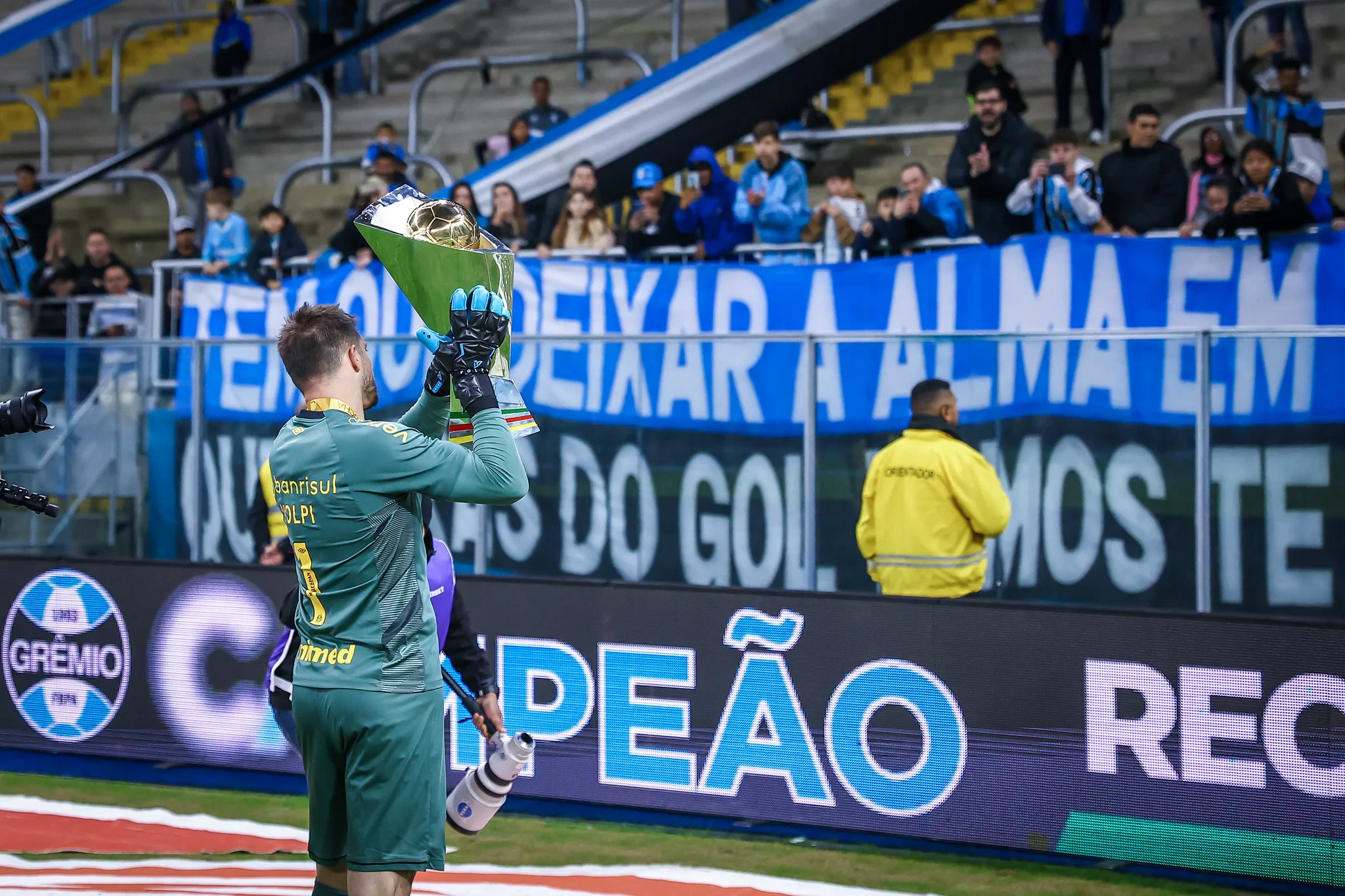 Tiago Volpi titular do Grêmio