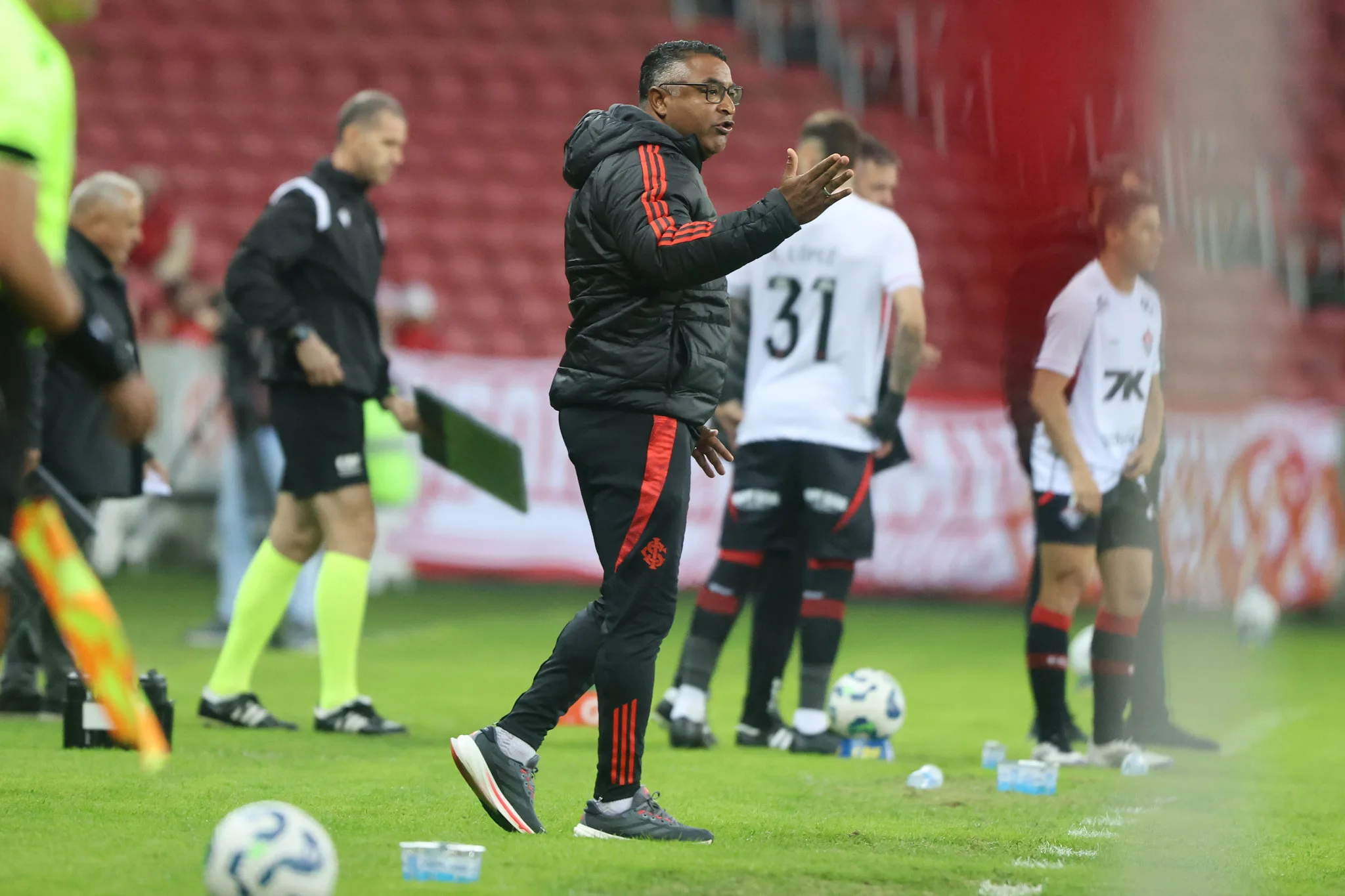 Roger valoriza resultado e explica atuação discreta do Inter: "Falta de ritmo de jogo" Inter venceu o Vitória