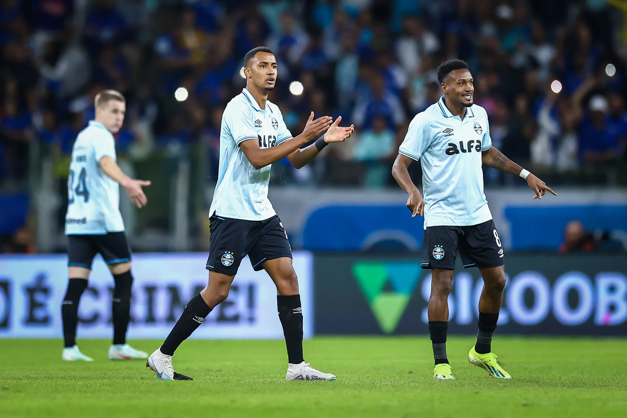 "Não é hora de falar muito": o que foi dito no vestiário do Grêmio após a goleada Grêmio perde para o Cruzeiro fora