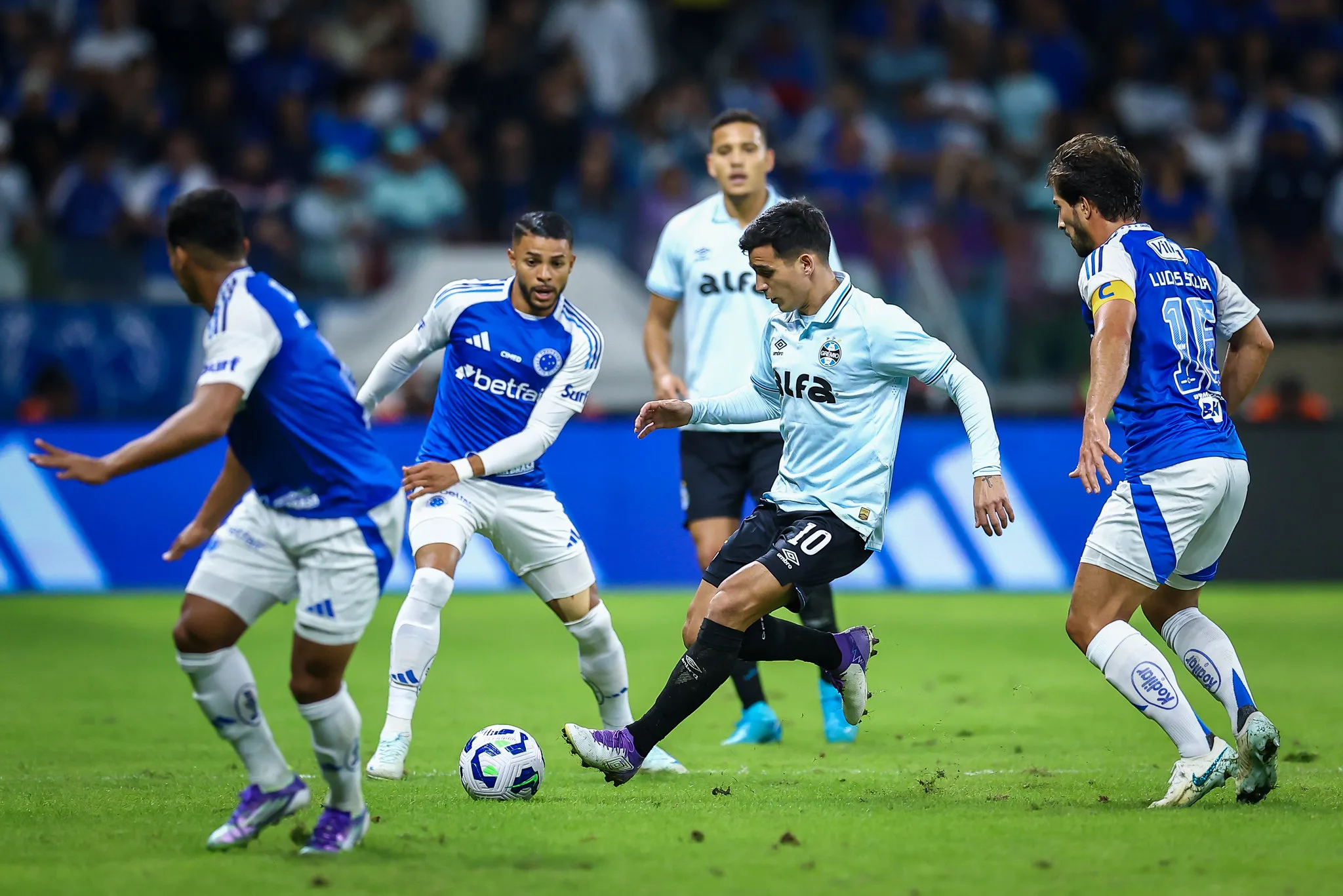 Jogador do Cruzeiro cutuca Grêmio na web após goleada de 4x1 no Brasileirão Grêmio perdeu para o Cruzeiro