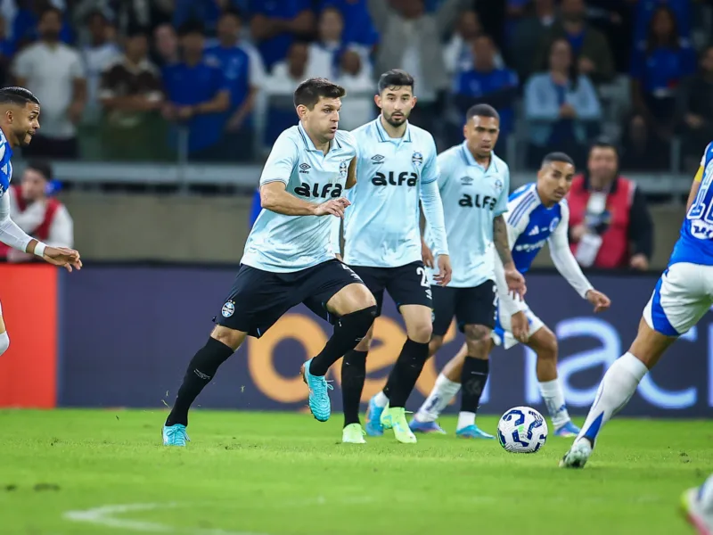 Kannemann pelo Grêmio contra o Cruzeiro