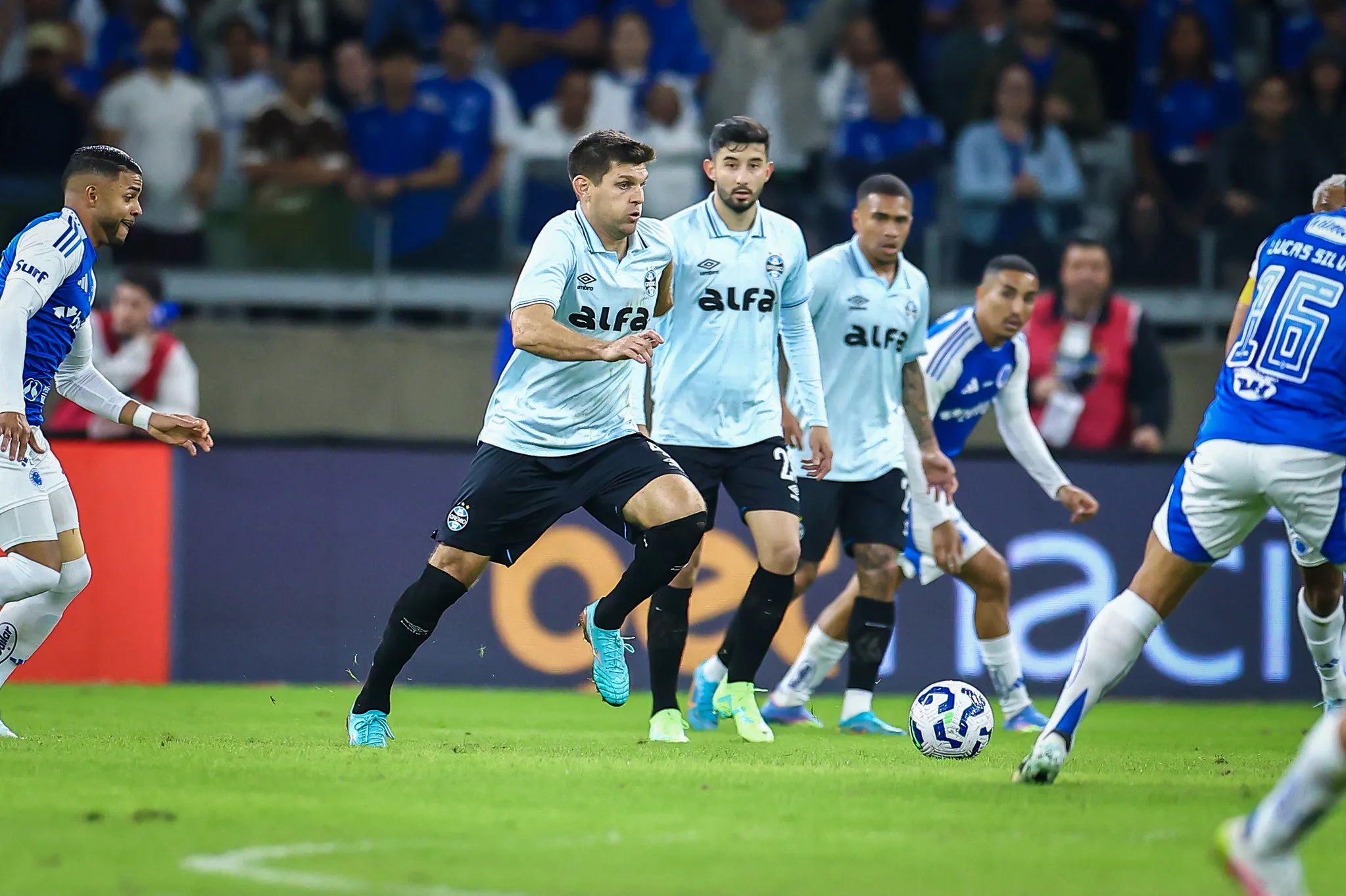 Kannemann pede desculpas para a torcida do Grêmio após goleada: "Culpa minha" Kannemann pelo Grêmio contra o Cruzeiro