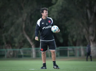 Diniz detona árbitro e se irrita com postura do Grêmio: "Cera do início ao fim" Fernando Diniz reclama do Grêmio