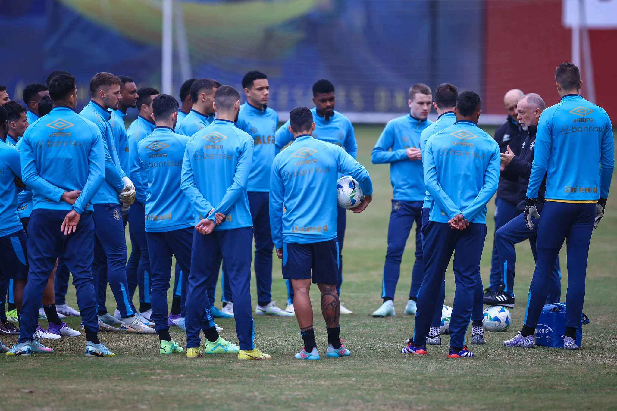 Grêmio vive dia agitado com suspeita de lesão, confirmação de demissão e situação de Grohe Mano Menezes quer melhorar o Grêmio