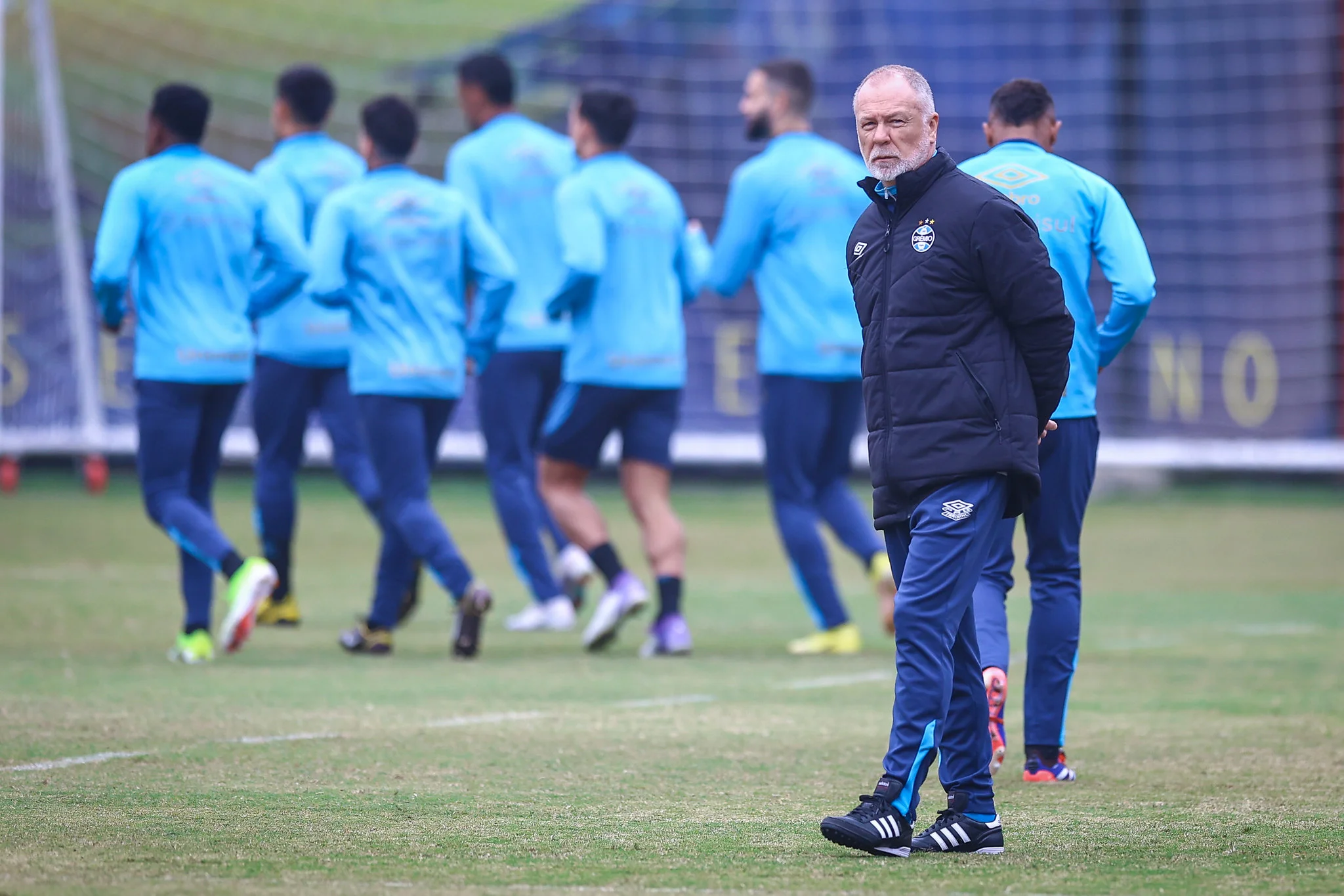 Grêmio precisa de um meio-campista com características bem específicas, diz Mano Mano Menezes pelo Grêmio
