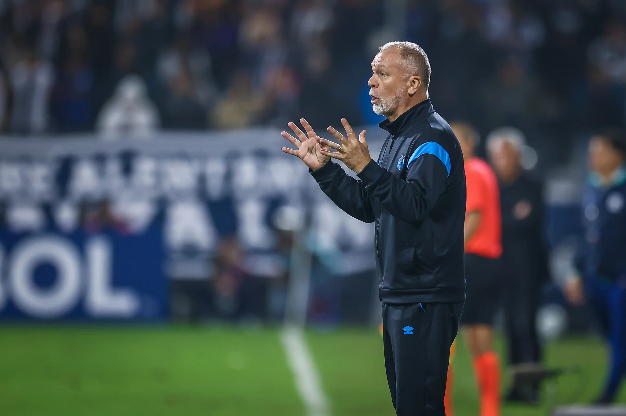 Repórter da Rádio Gaúcha cobra Mano e dispara sobre time do Grêmio: "Inqualificável" Grêmio de Mano