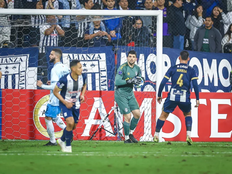 Volpi não vê falhas nos gols do Alianza Lima sobre o Grêmio: "Jogadas complicadas" Tiago Volpi no Grêmio