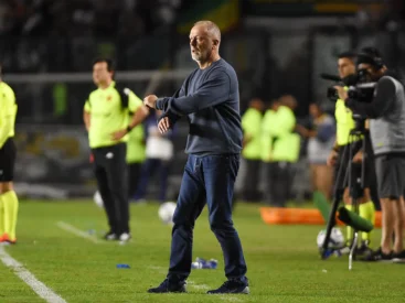 Mano evita falar de Vivian no Grêmio e responde sobre reforços com dinheiro de Marques Grêmio de Mano Menezes