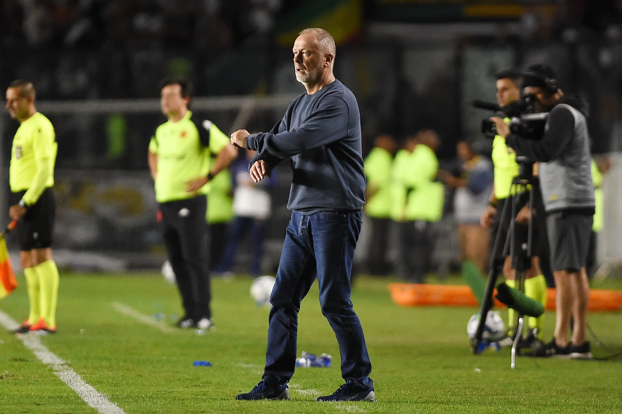 Mano evita falar de Vivian no Grêmio e responde sobre reforços com dinheiro de Marques Grêmio de Mano Menezes