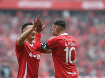 Alan Patrick comemora com Rafael Borré seu gol na vitória do Inter por 1x0 contra o Ceará