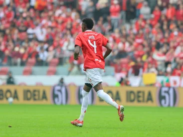 Vitão celebra crescimento do Inter na tabela e dispara: "Vinha incomodando muito" Vitão no jogo do Inter