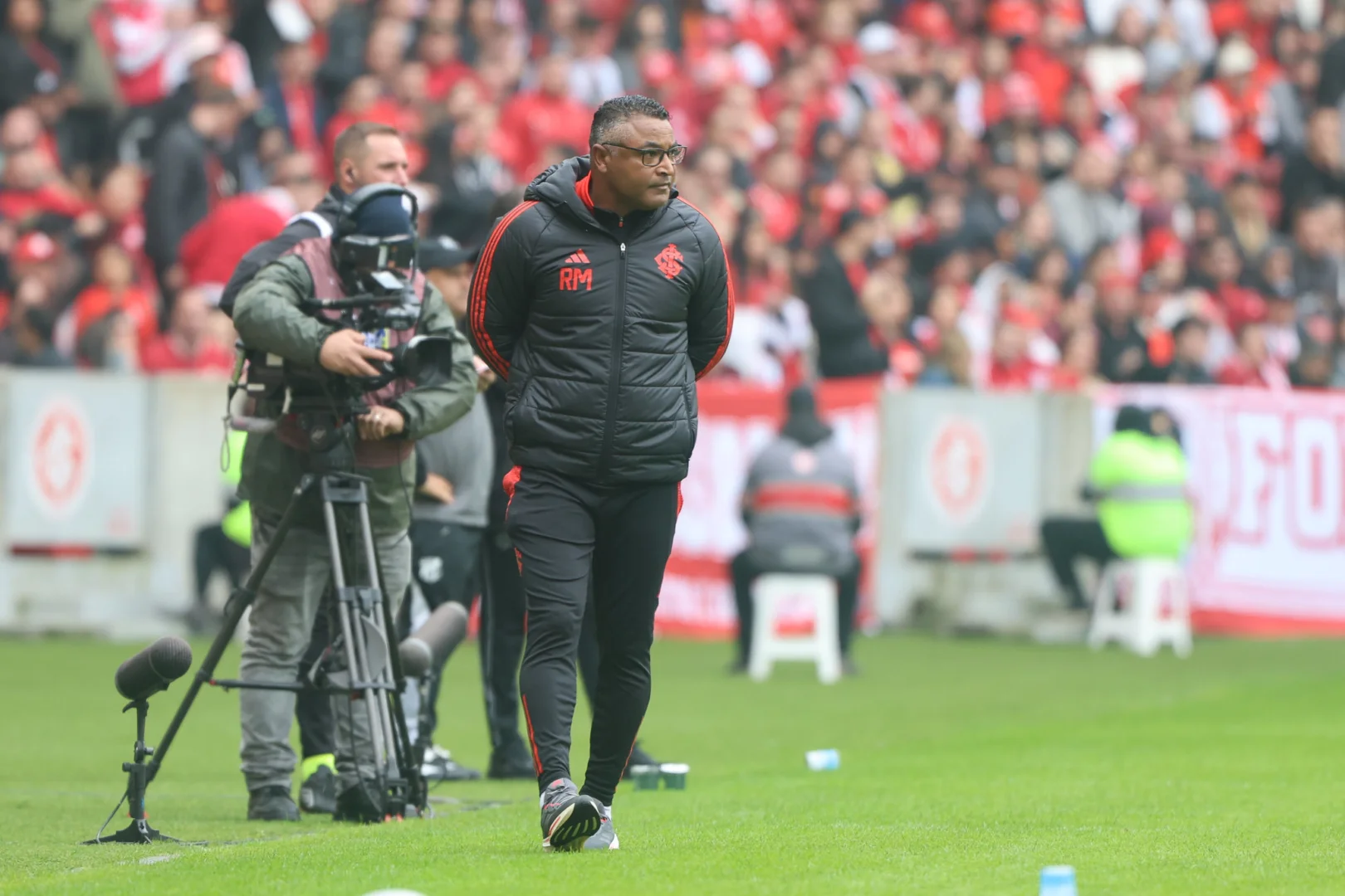Roger indica já ter decidido escalação do Inter contra Fluminense e Flamengo: 