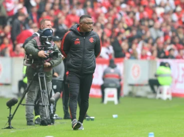 Roger indica já ter decidido escalação do Inter contra Fluminense e Flamengo: "Possibilidade real" Roger Machado em Inter x Ceará