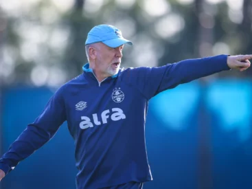 Mano Menezes testa alternativas no Grêmio