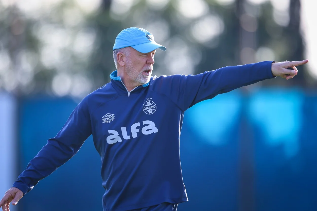 Sem Cristaldo, Mano Menezes pensa em duas escalações "alternativas" no Grêmio Mano Menezes testa alternativas no Grêmio