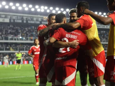 Inter vence com gols de Carbonero e Borré e afunda Peixe no Z-4 Rafael Borré e colegas comemora seu gol de pênalti após a vitória do Inter por 2x1 contra o Santos de Neymar