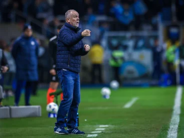 Mano critica arbitragem em eliminação do Grêmio e explica ausência de Cristaldo Mano Menezes pelo Grêmio
