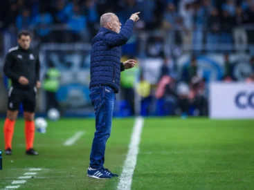 Presidente do Grêmio diz que time não deu "liga"; Mano admite erro em previsão Mano Menezes pelo Grêmio