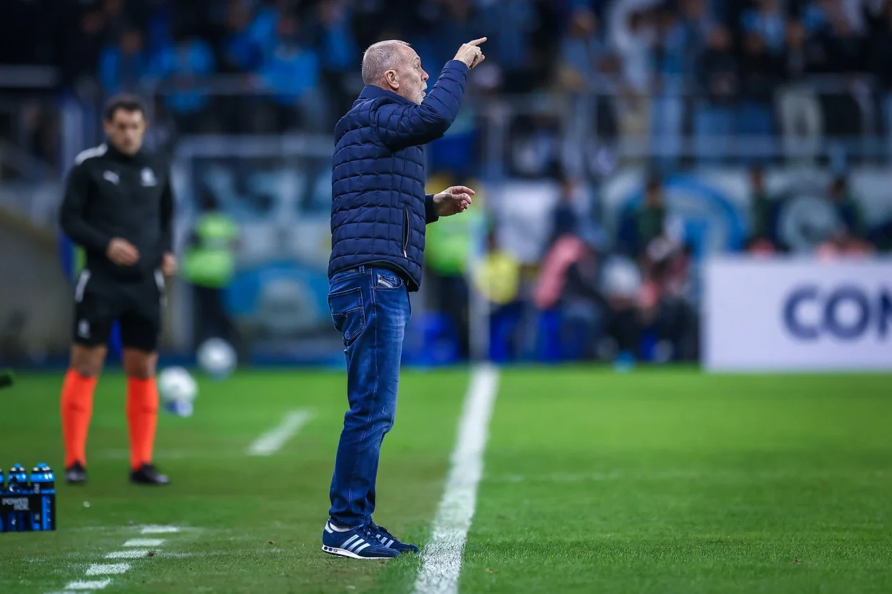 Presidente do Grêmio diz que time não deu "liga"; Mano admite erro em previsão Mano Menezes pelo Grêmio