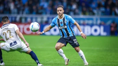 Bastidores: Braithwaite aceita "culpa" por eliminação do Grêmio na Sul-Americana Braithwaite pelo Grêmio