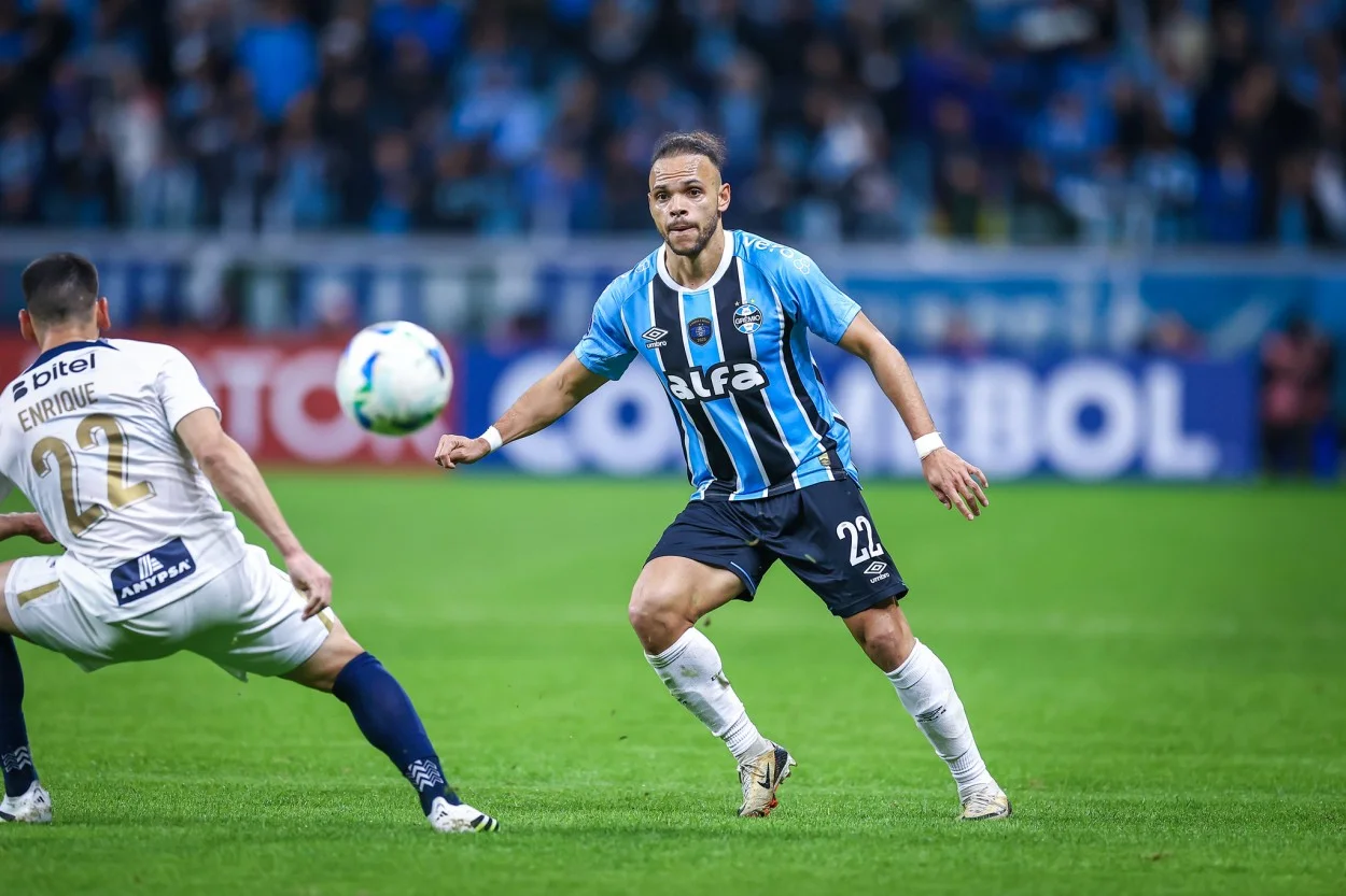 Bastidores: Braithwaite aceita "culpa" por eliminação do Grêmio na Sul-Americana Braithwaite pelo Grêmio