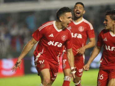 Rafael Borré comemora seu gol de pênalti após a vitória do Inter por 2x1 contra o Santos de Neymar