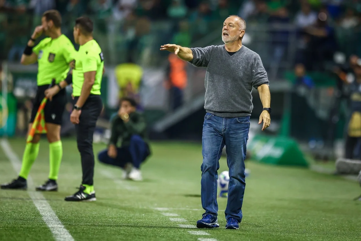 Mano Menezes vê evolução no Grêmio apesar da derrota para o Palmeiras Mano Menezes em momento do jogo do Grêmio contra o Palmeiras