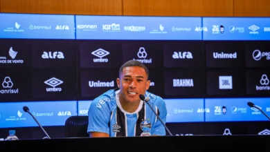 Carlos Vinícius minimiza disputa com Braithwaite e cita Suárez na chegada ao Grêmio Carlos Vinícius pelo Grêmio