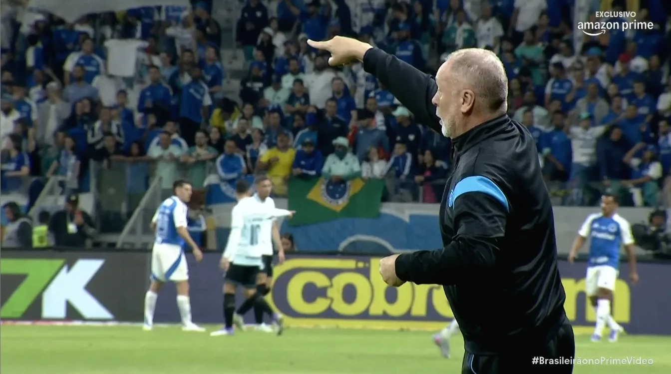 Mano não cita nomes, mas pede personalidade aos jogadores do Grêmio: "Nos escondemos" Mano Menezes na derrota do Grêmio Foto: Reprodução/Amazon Prime