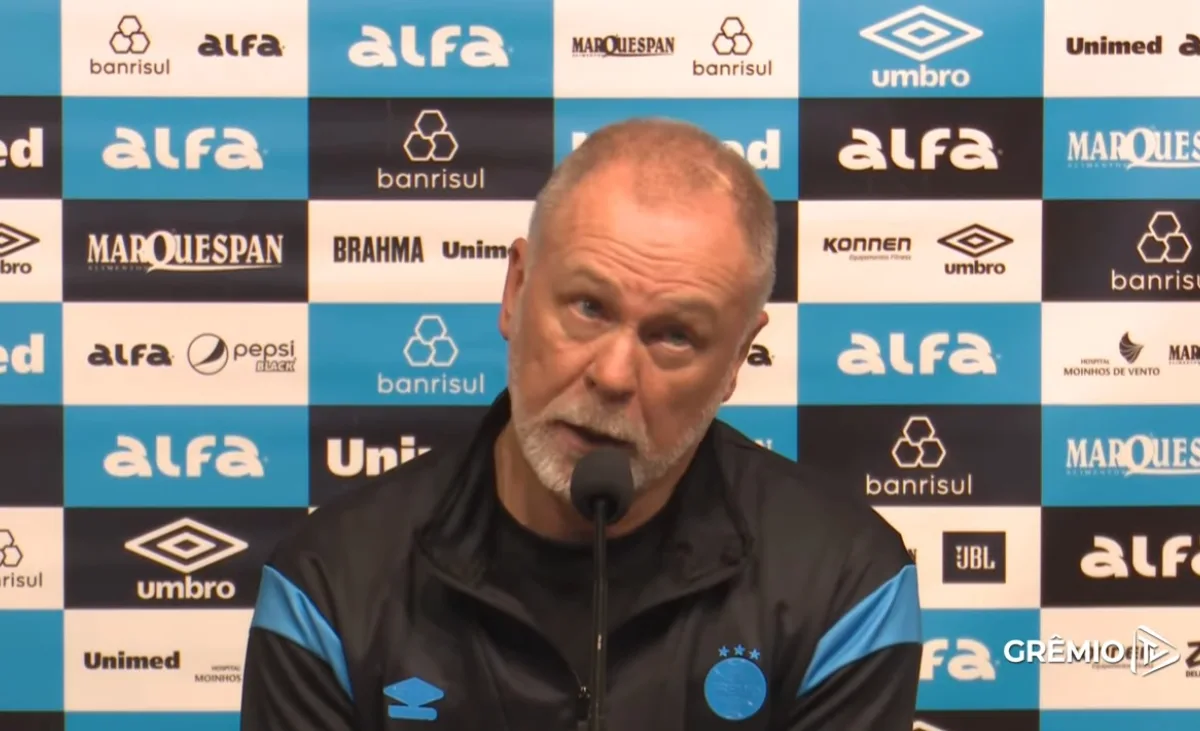 Mano Menezes rebate repórter que perguntou sobre Renato livre no mercado: "Indelicado" Mano Menezes, entrevista coletiva após derrota por 4x1 do Grêmio para o Cruzeiro
