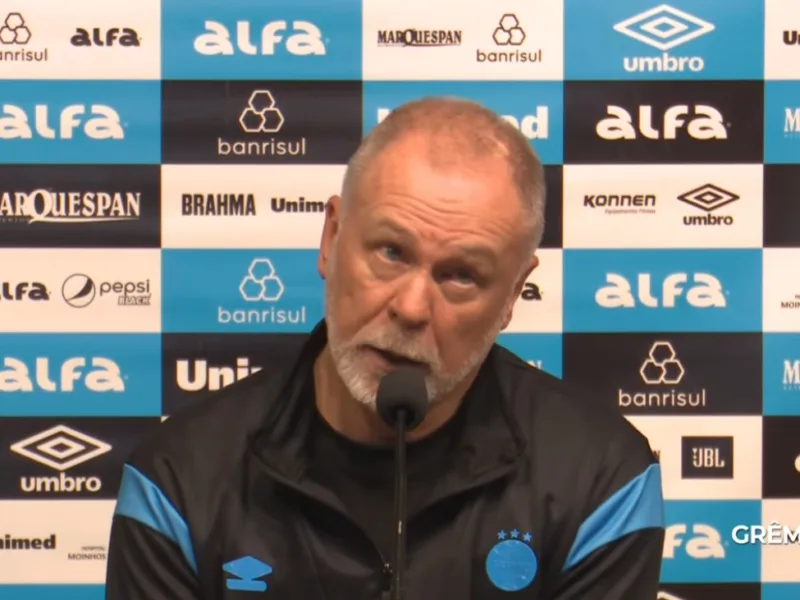 Mano Menezes rebate repórter que perguntou sobre Renato livre no mercado: "Indelicado" Mano Menezes, entrevista coletiva após derrota por 4x1 do Grêmio para o Cruzeiro