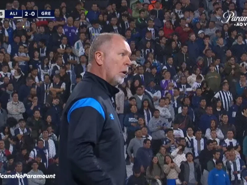 Insatisfeito com Cristaldo e Monsalve, Mano Menezes cogita mudança tática no Grêmio Mano Menezes frustrado com o Grêmio