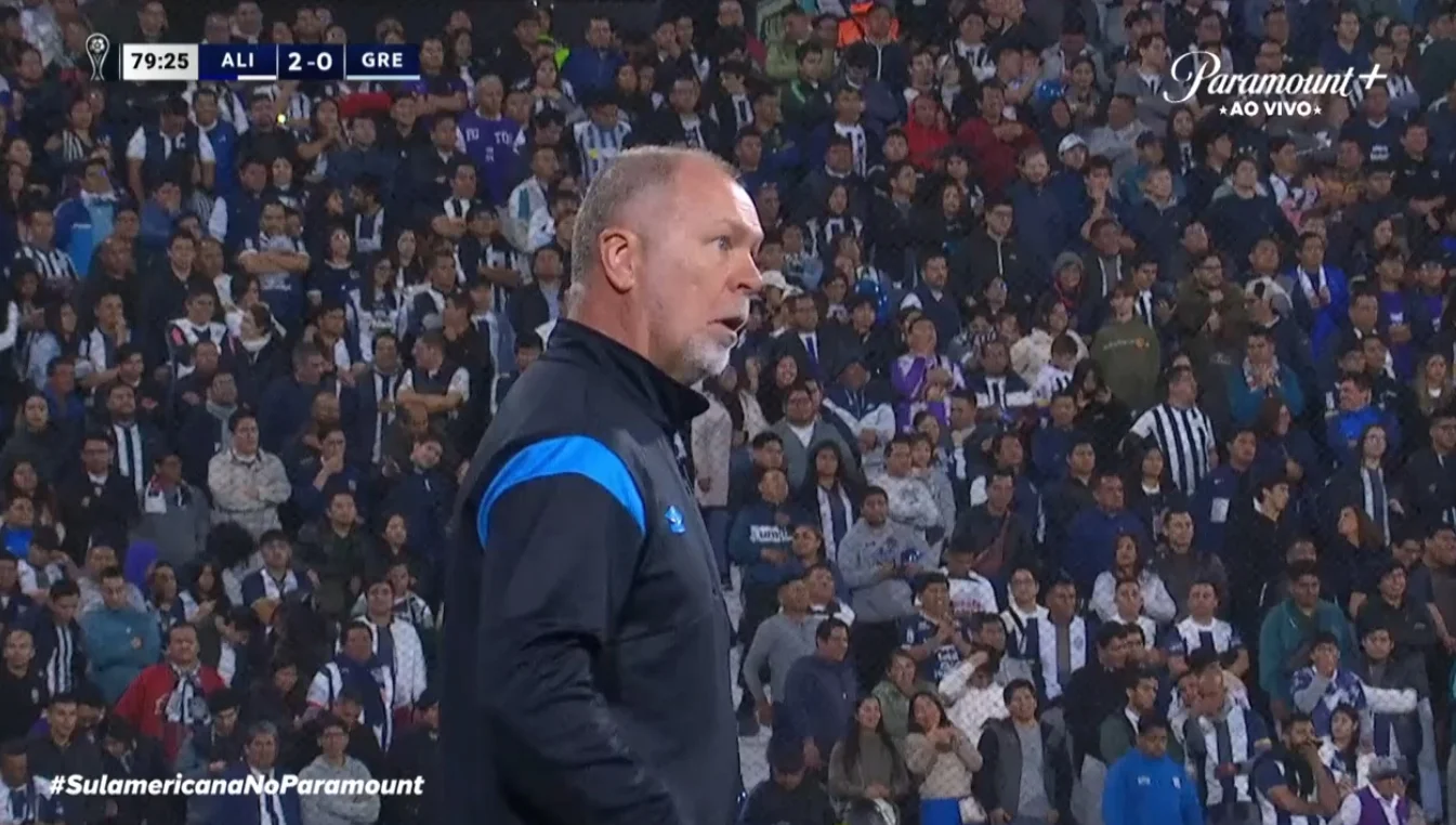 Insatisfeito com Cristaldo e Monsalve, Mano Menezes cogita mudança tática no Grêmio